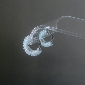 ペールブルー／ガラスの編みくるみイヤリング (ピアス)の画像