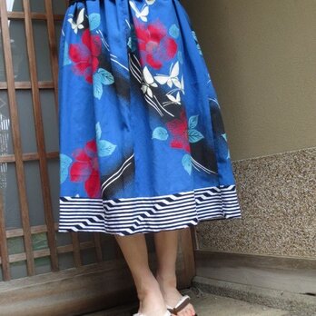 浴衣リメイクスカート☆夏の青空に赤い花☆裾にボーダー75㎝丈の画像