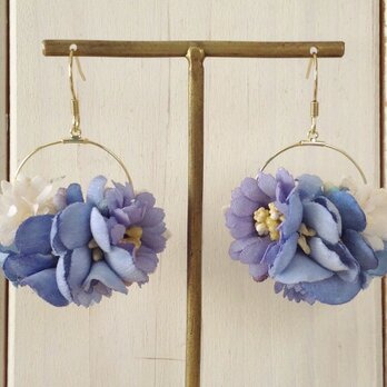 染め花のフープピアス（M・ブルー&薄紫)の画像