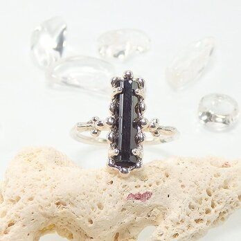 ～結晶を指に飾る～ブラックトルマリン原石の粒飾りリング　10.5号の画像