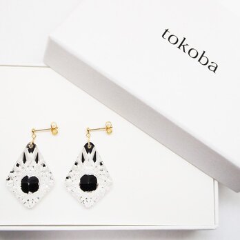 tokoba ピラミッド･ピアス 黒 くもの巣(K18)の画像