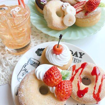 ふわふわドーナツとカップケーキのオブジェ  フェイクスイーツ スイーツデコの画像