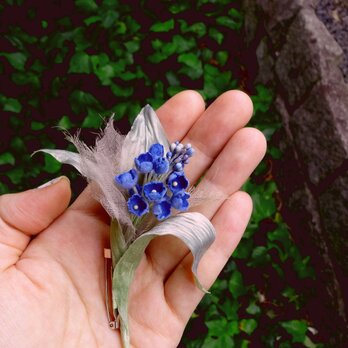 たわわになったブルーのお花 * ビロード製 * コサージュの画像