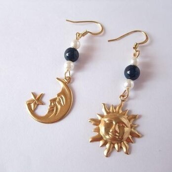 太陽と月ピアス （lapis lazuli）の画像