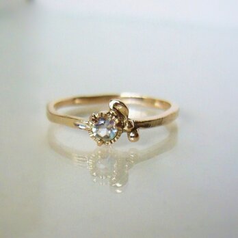 ブルームーンストーンの小さいお花の指輪の画像