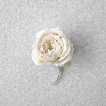 静かなオフホワイトの薔薇 M * シルク絖製 * コサージュの画像