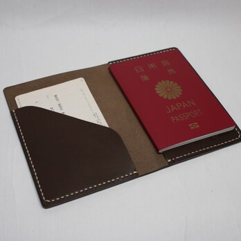 ヌメ革 手縫いのパスポートケース（ダークブラウン色）の画像