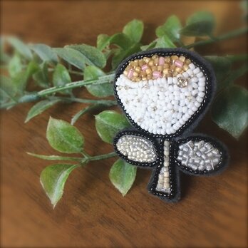 オートクチュール刺繍ブローチ　お花のhanakoさんの画像
