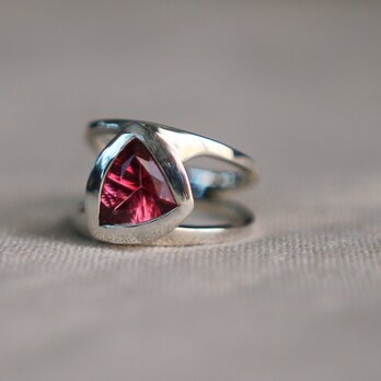 ピンクトルマリンのアシンメトリーなボリュームリング