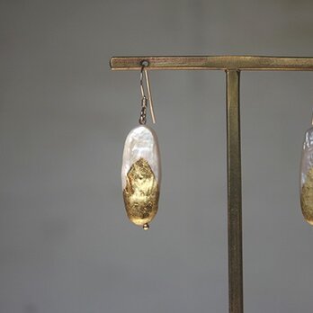 金箔とパールのピアス／Ovalの画像