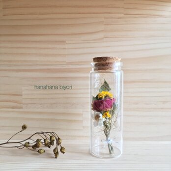 バラと小花のミニミニブーケの小瓶の画像