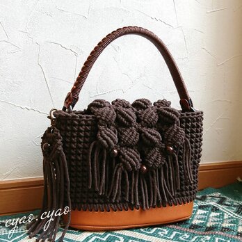 マクラメフラップのワンハンドルバッグ