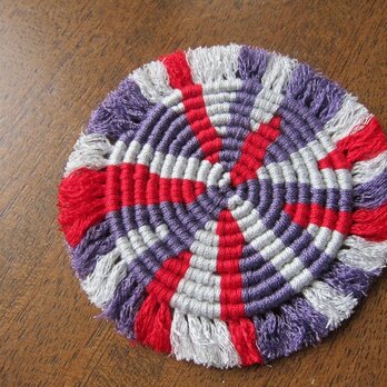 漂白剤が使えるマクラメ編み　ぐるぐるコースター（Ｍ）　グレー×紫×赤の画像