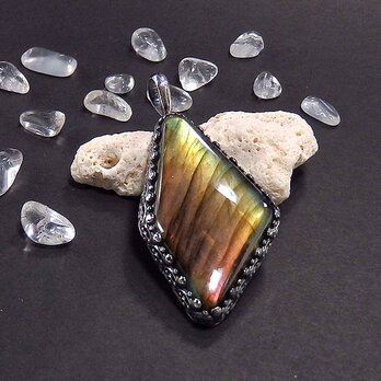 ～魅惑の輝き～ラブラドライトのペンダント（マルチカラー）