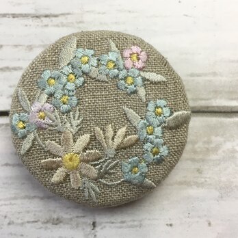 　マーガレットと忘れな草のリース　刺繍ブローチ　　ペールトーン　丸50ﾐﾘの画像