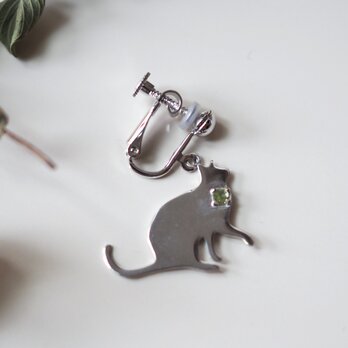 片耳 猫シルエットイヤリング(おねだり猫) ブルームーンストーン,ブルートパーズ,アメシスト,ペリドットの画像