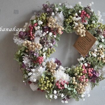３色のペッパーベリーとかすみ草wreathの画像