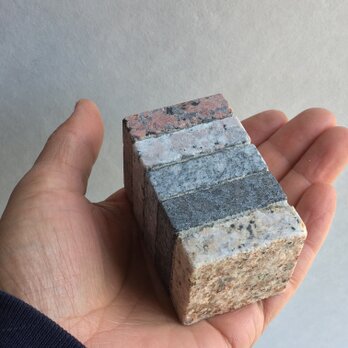 四角い石のペーパーウエイトの画像