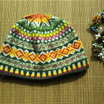 手紡ぎ毛糸の模様編みニット帽【緑と黄と赤など】の画像