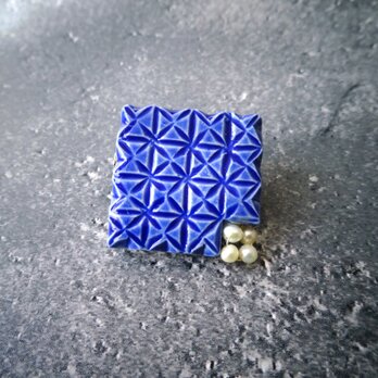 切子モヨウの陶ブローチ（青）の画像