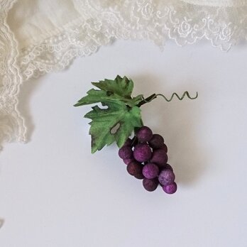 葡萄の布花ブローチ【紫】コサージュの画像