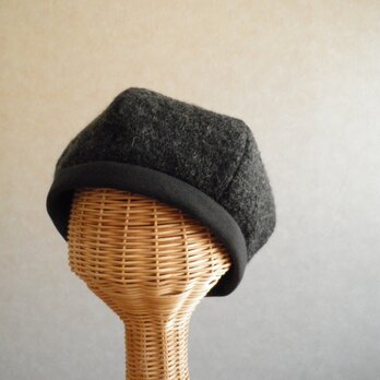 6枚はぎのベレー帽　チャコールグレーのニット