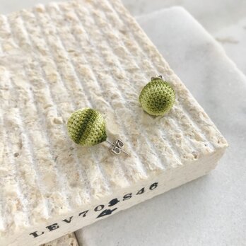 コットンレース糸の編み玉イヤリング/ピアス グラデーションカーキの画像
