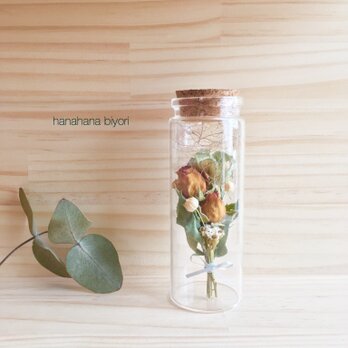 ミニバラと小花のミニミニブーケの小瓶 cの画像