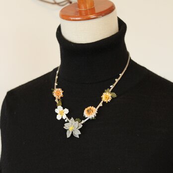 イーネオヤ⁂シルバーグレーコードのお花のネックレス　ボタン留めの画像
