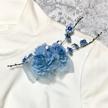 青いバラと小花のコサージュの画像
