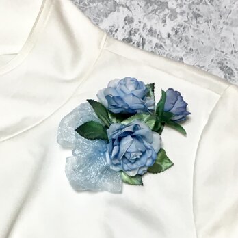三輪の青いバラのコサージュの画像