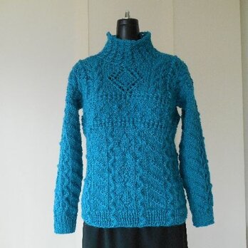 ブルーの模様編みセーターの画像