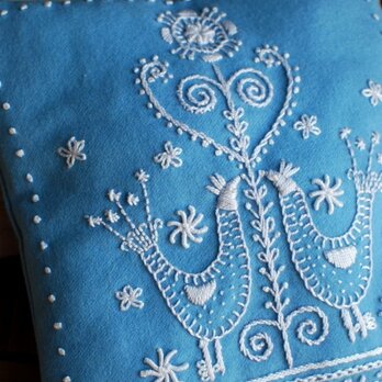 鳥の柄のスウェーデン刺繍のクッション〈ウール/ブルー〉の画像