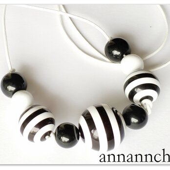 【白黒ストライプ・白・黒　本革（パールホワイト）のネックレス】長さ調節自由 約92cm～56cm