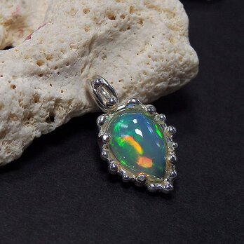 ～華やかなプレイオブカラー！～　エチオピアオパールの粒飾りペンダント