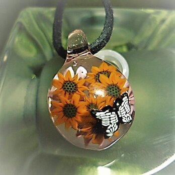 向日葵とレリーフ蝶ＮＯ.1（ガラス、蝶、花、ペンダント）の画像