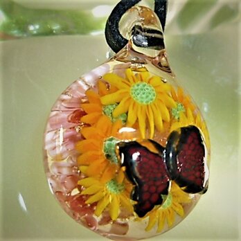 向日葵とレリーフ蝶NO.3（ガラス、花、蝶、ペンダント）の画像