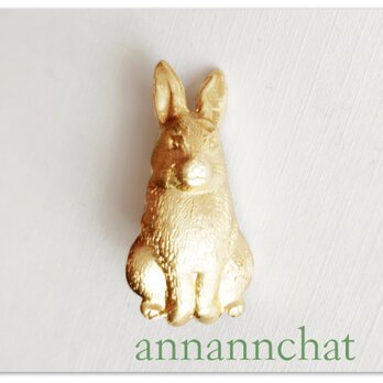 【　ビンテージ　うさぎ(28mm×１2mm）真鍮のピンブローチ】ウサギ イースター　春の画像