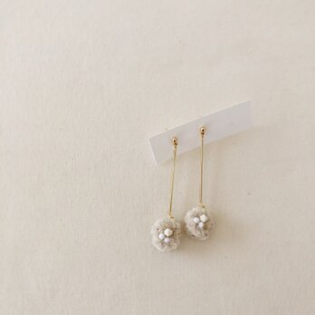 mocomoco刺繍の揺れる耳飾り・グレーベージュ