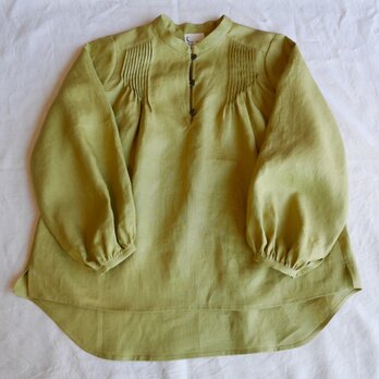 マスタード色のピンタックリネンブラウス（長袖・スタンドカラー・パフスリーブ）