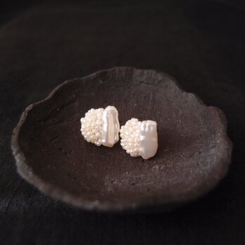 【真珠刺繍／ピアス】Stick pearl × Seed pearl Earringsの画像