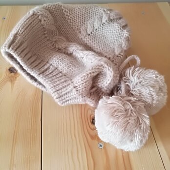 ピンク・ベージュの編み帽子の画像