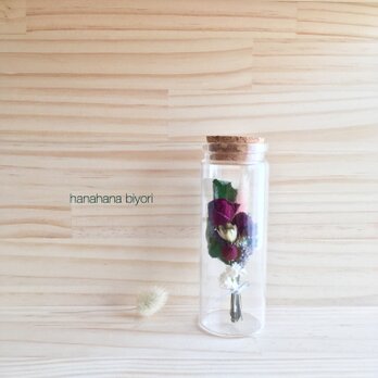 ボルドーのバラ ミニミニブーケの小瓶の画像