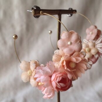 染め花のフープピアス（三日月型・サーモンピンク）の画像