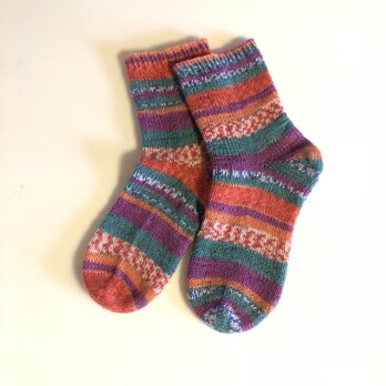 No.25送料込ドイツソックヤーンの手編み靴下【飾りつけをするリサ】の画像