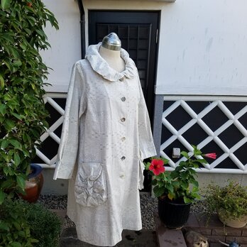 着物リメイク　手作り　襟とポケットがかわいらしい　白紬　コートの画像