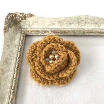 フラワー 毛糸編み ブローチ　マスタード イエロー 黄色 パール ビーズ かぎ針編み