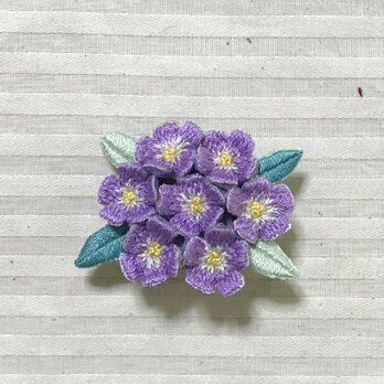 紫花の手刺繍ブローチの画像