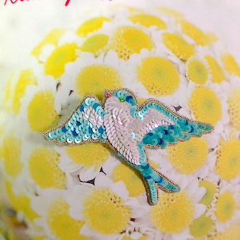 ツバメブローチ（空色バージョン）