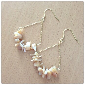 マザーオブパールのチェーンピアス